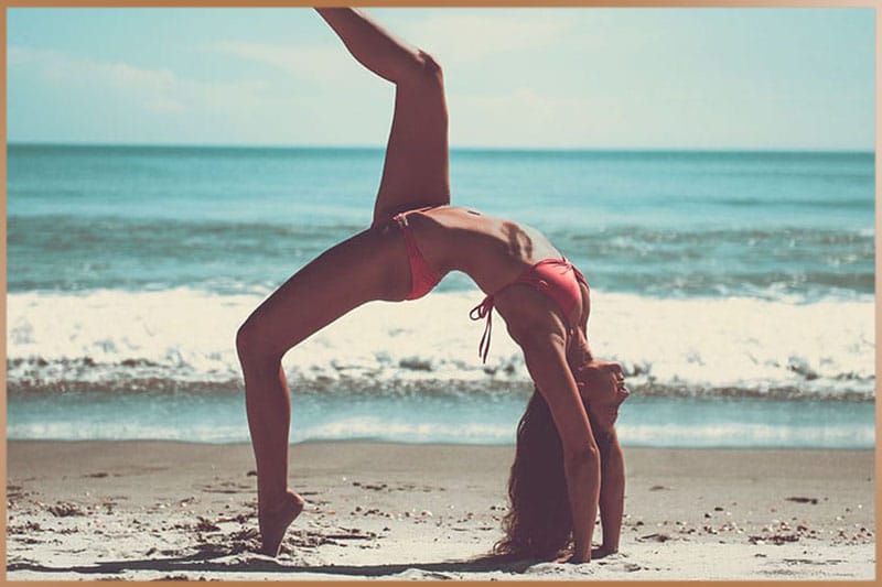 yoga_beach_girl_wheel_pose_eight_limbs